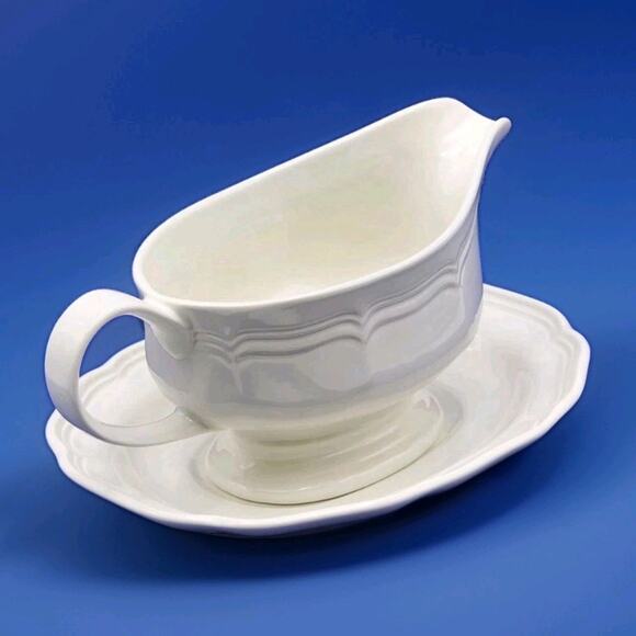 Mikasa French Countryside White Gravy Boat and Underplate F 9000 SHIPS FAST - Picture 9 of 16